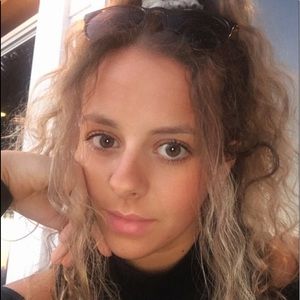 Meet your Posher, Riana